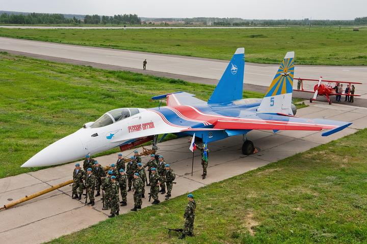 Російський винищувач-бомбардувальник Су-35 Російський літак Су-35 і російські військові