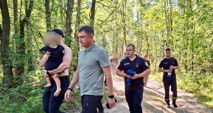 Шукали всю ніч: на Житомирщині знайшли 2,5-річного хлопчика, який зник під час сімейного відпочинку біля річки