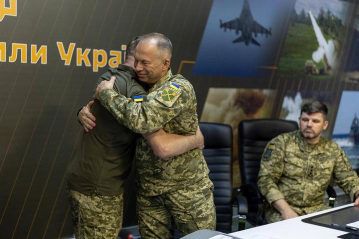 “Попереду – новий етап”: Сирський офіційно передав повноваження головнокомандувача ЗСУ Драпатому  