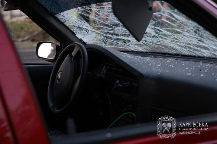 Російський БпЛА влучив в автівку у Харкові: двоє людей постраждали