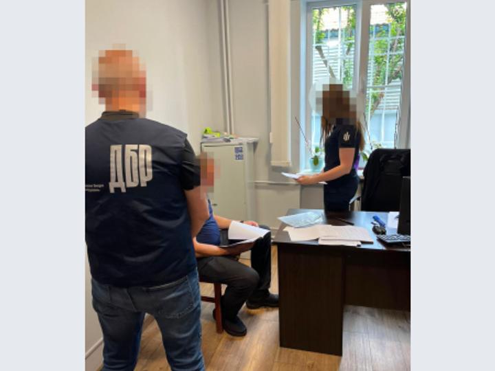 Прикував кайданками до драбини: на Закарпатті працівника ТЦК судитимуть за катування військовозобов’язаного
