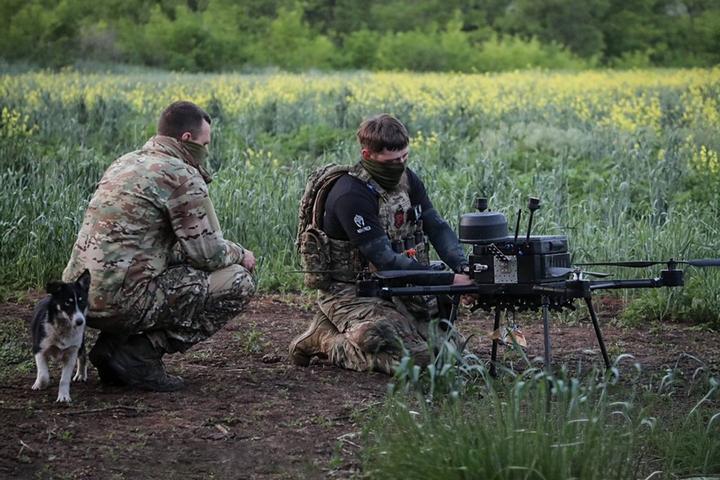 Українські військові запускають дрони