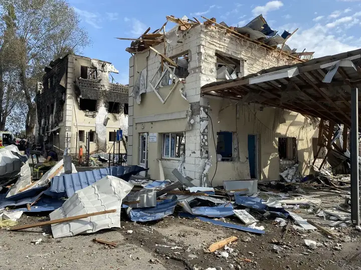 У Милі триває ліквідація наслідків атаки: рятувальники розчищають територію