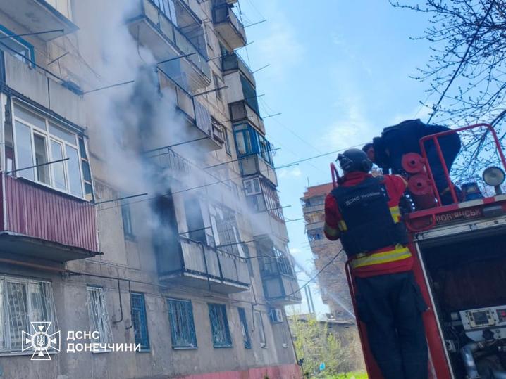 У Дружківці внаслідок атаки дрона виникли пожежі в багатоповерхівці, врятовано двох людей