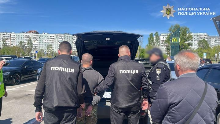 У Запоріжжі затримано військовослужбовця за вимагання "відкатів" від підлеглих солдатів