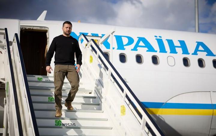 Зеленський спускається трапом літака