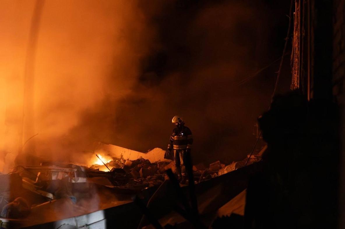 Нічний балістичний удар по Києву: росіяни поцілили по дитячий лікарні та складу