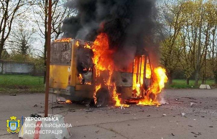 Російські загарбники вдарили по маршрутці в Херсоні