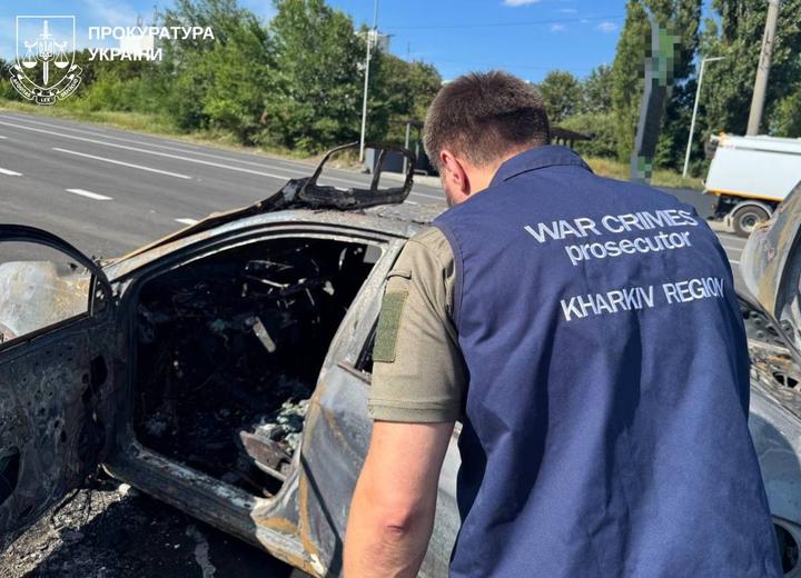 Наслідки ворожого обстрілу Пошкоджене авто внаслідок обстрілу