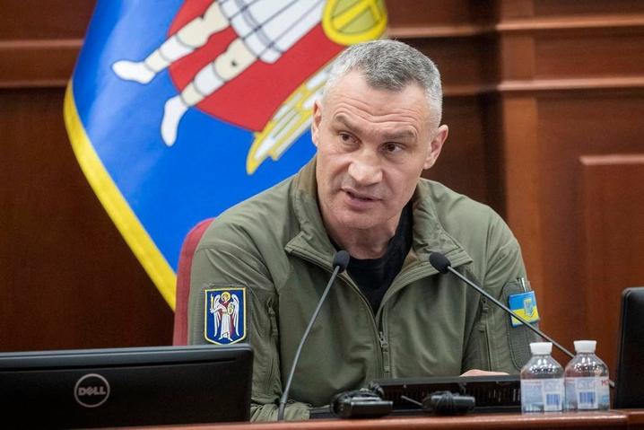 Кличко вимагає прискорити встановлення мобільних укриттів у Києві