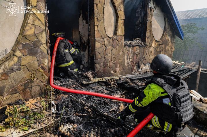 Росіяни масовано обстрілюють Херсон КАБами і БпЛА: багато цивільних людей отримали вибухові травми і уламкові поранення