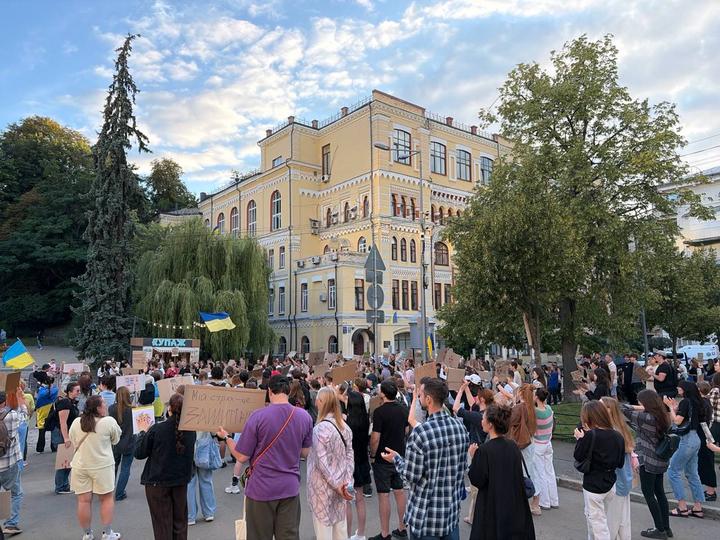 У Києві та інших містах тривають протести з вимогою повернути Федорова в Міноборони