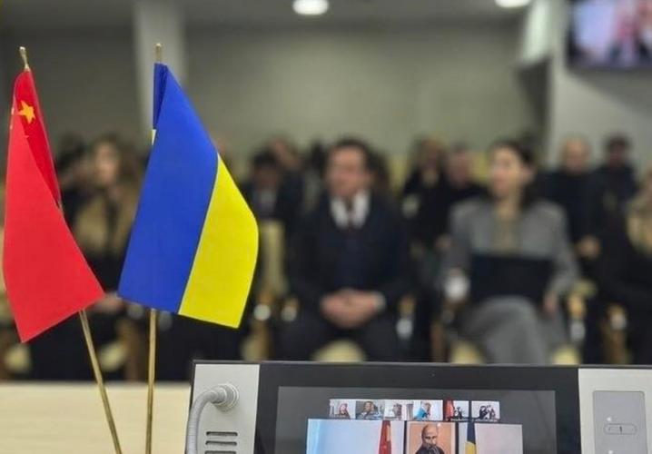 Прапори України та Китаю