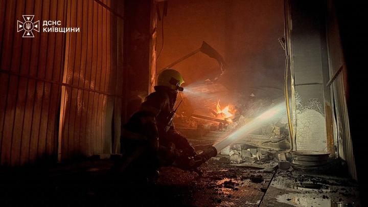 Ворог завдавав повторних ударів: на Київщині ДСНС ліквідувала пожежі на складах – подробиці