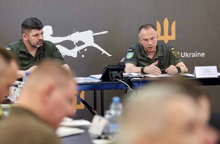 Олександр Сирський під час наради