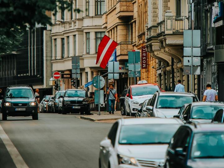 У Латвії хочуть прибрати дорожні знаки, що вказують на Росію та Білорусь