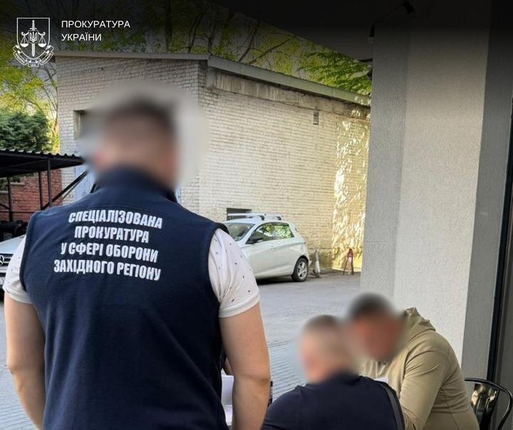 Затримали працівників військкоматів