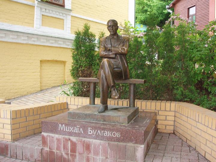 Пам'ятник Булгакову