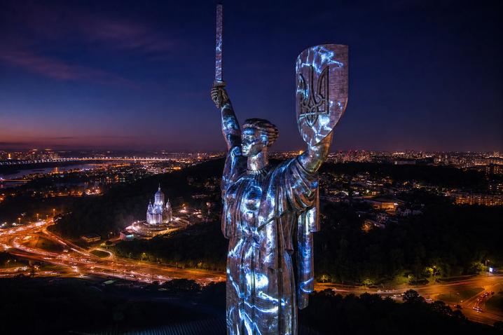 A light art installation was launched at “Motherland” to mark the 35th anniversary of Ukraine’s independence