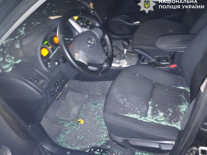 У Києві затримали шістьох чоловіків, які після конфлікту в ресторані побили двох юнаків