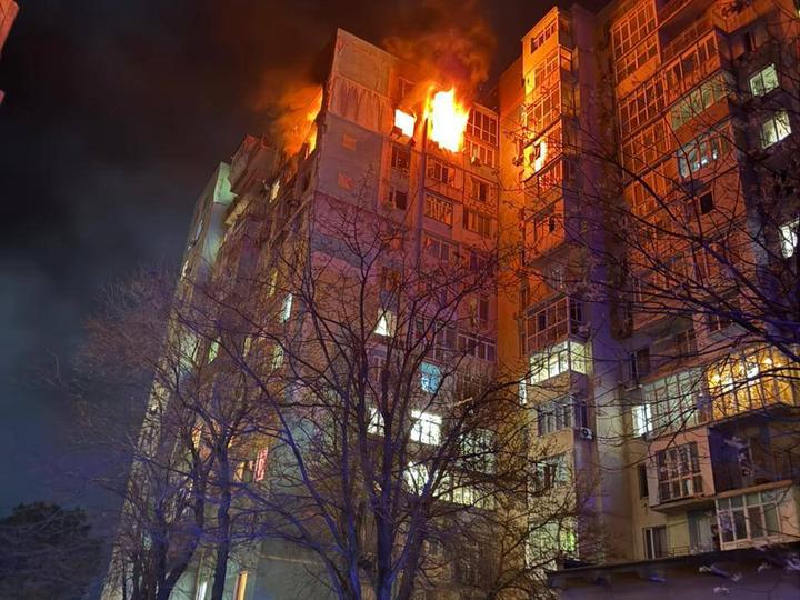 Ворог вдарив по Одесі: спалахнула пожежа у 16-поверховому будинку 