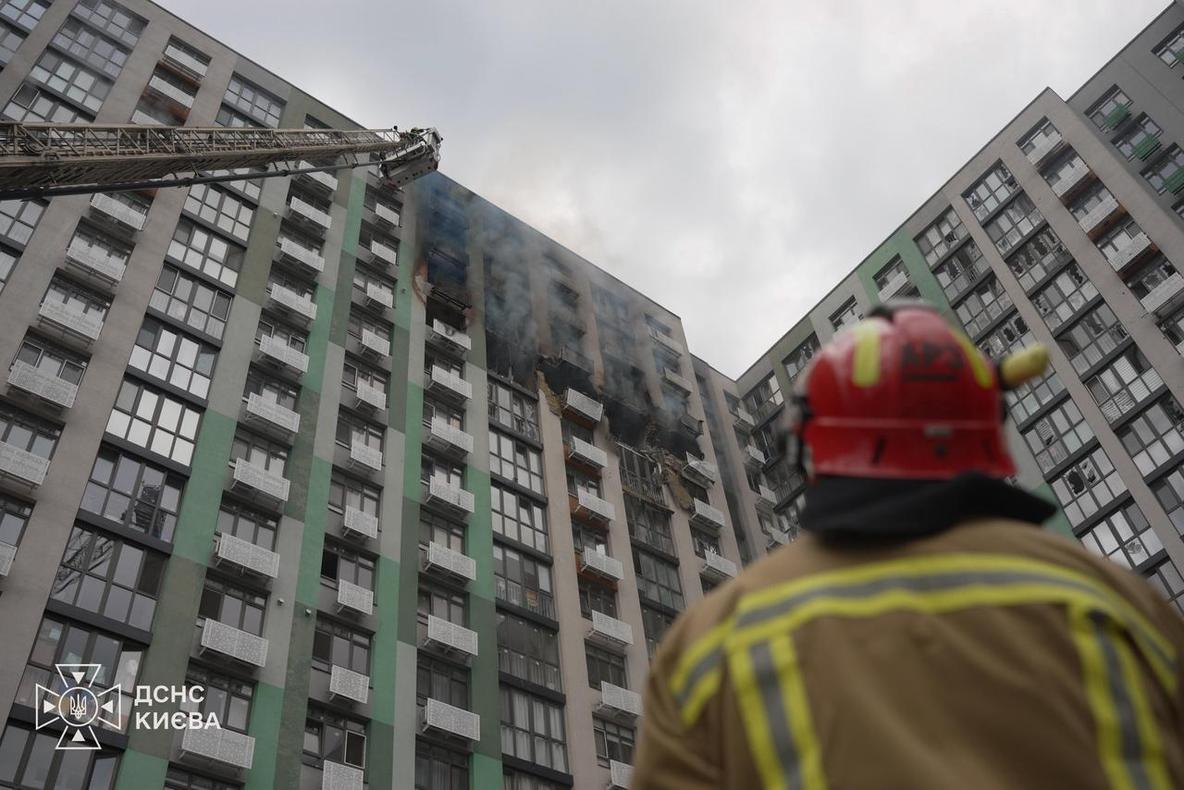 Під час ранкової атаки в Києві сталося загоряння в багатоповерхівці: є потерпілі