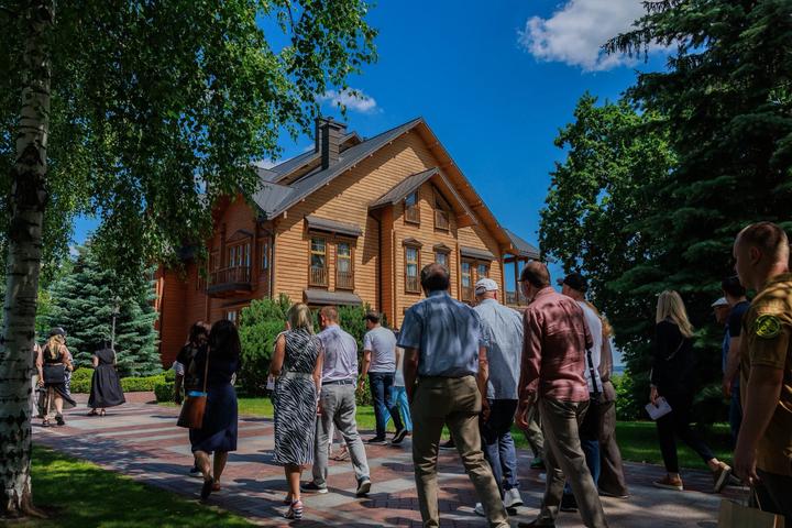 У Києві через безпекову ситуацію скасували екскурсії у "Межигір’ї", а "Книжкову країну" перенесли