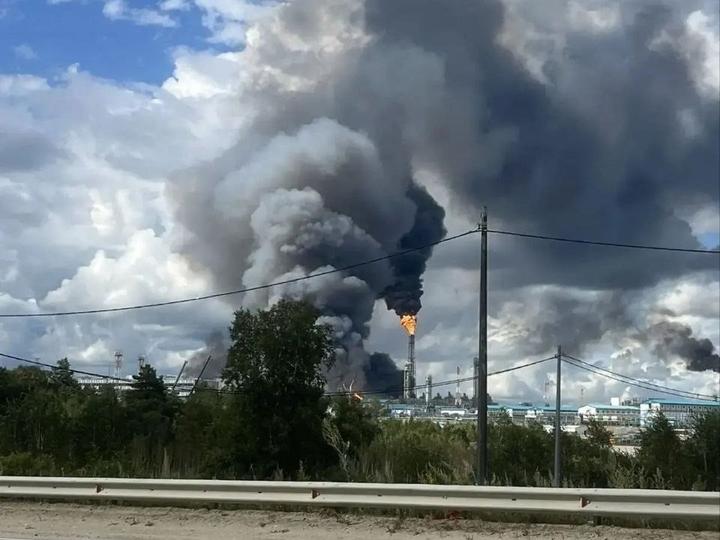 “Mysterious” Fires in Russia: A Gas-Chemical Complex Is Burning Nearly 6,000 km from Ukraine’s Borders