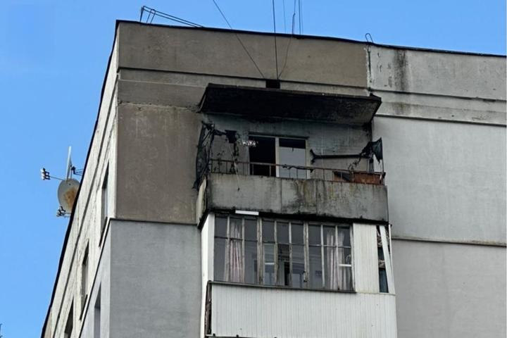 Атака росіян по Сумам У Сумах російський БпЛА влучив біля багатоповерхівки: є постраждалі
