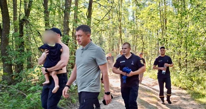 Шукали всю ніч: на Житомирщині знайшли 2,5-річного хлопчика, який зник під час сімейного відпочинку біля річки