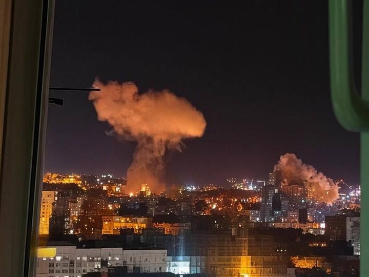 Повідомляють про масовану атаку на Бєлгород: ППО збивала дрони над будинками