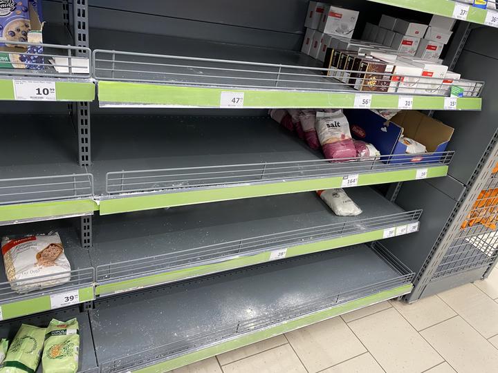 Полиці в супермаркеті Києва