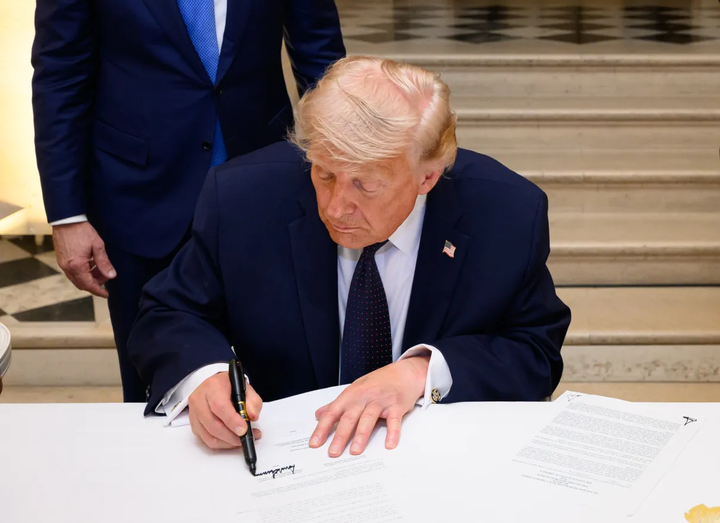 Трамп підписує документи