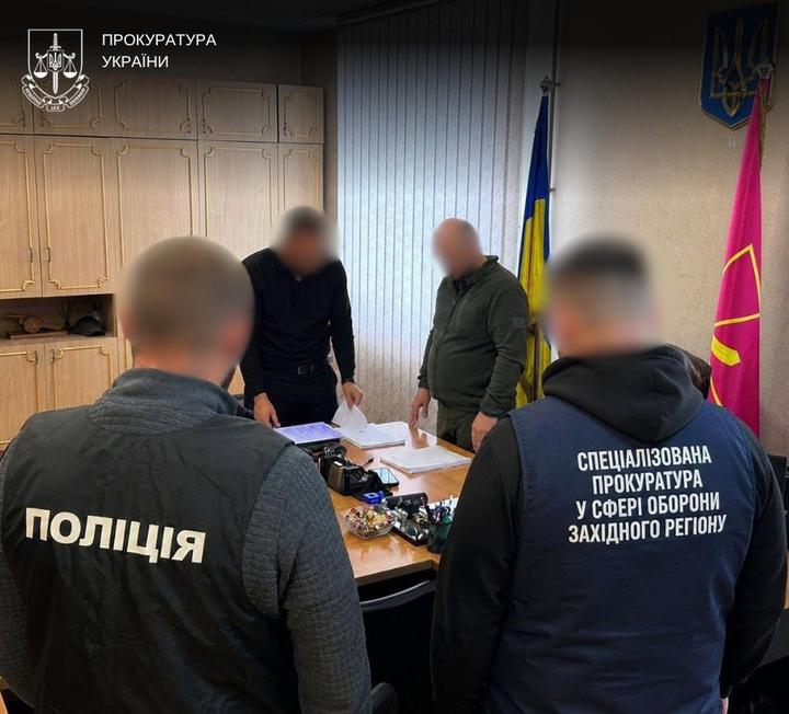 Затримали працівників військкоматів