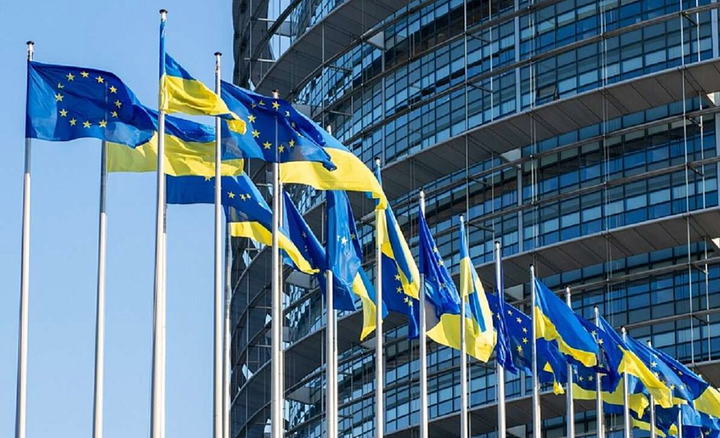 Прапори ЄС та України