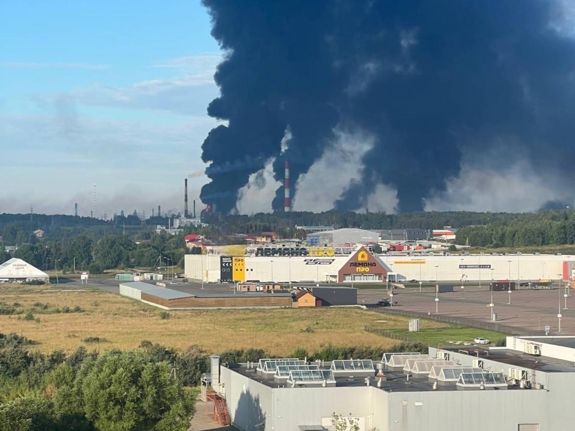 У російському Ярославлі після атаки БпЛА спалахнув один із найбільших НПЗ