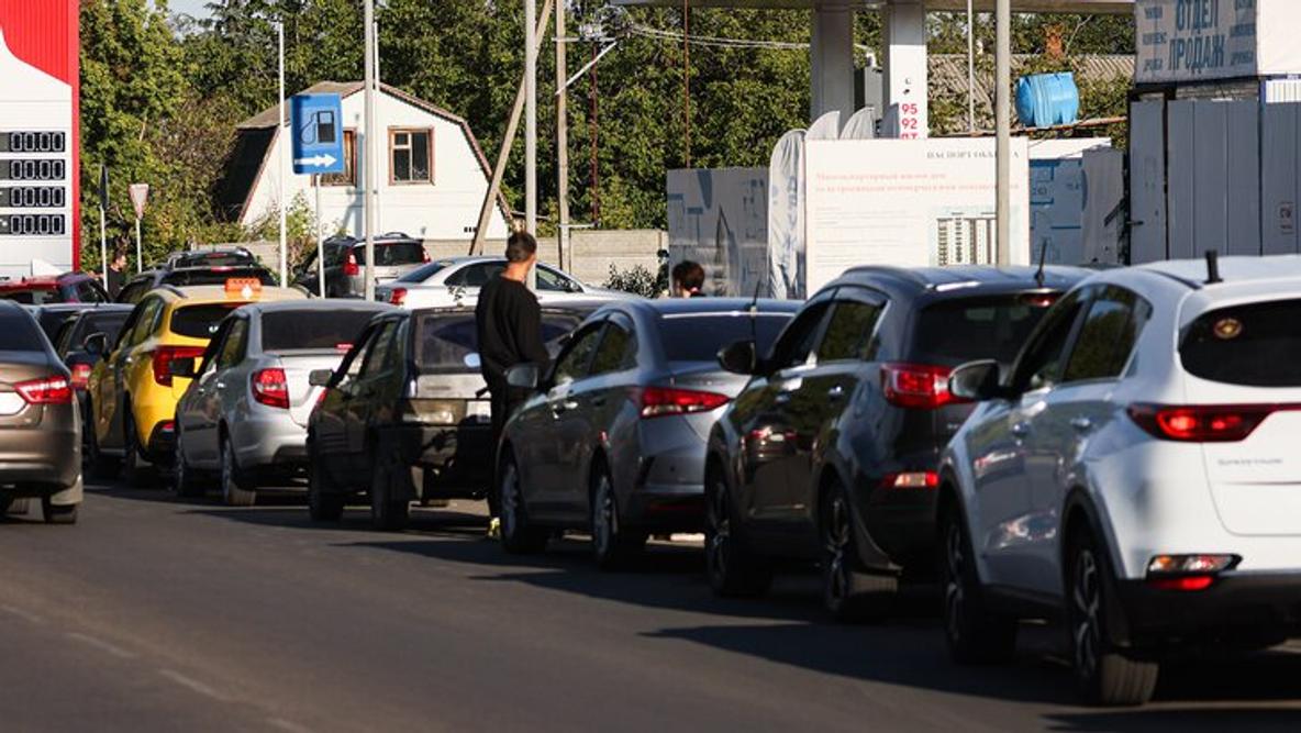 Черга на заправці в РФ