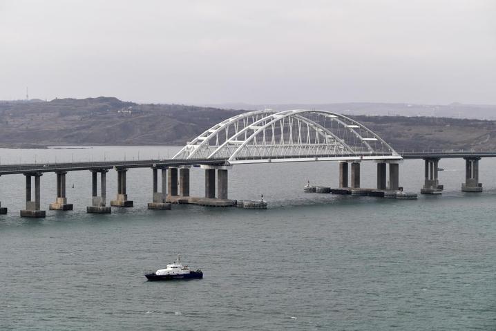 ВМС ЗСУ уразили два російські катери біля Керченського мосту (ВІДЕО)