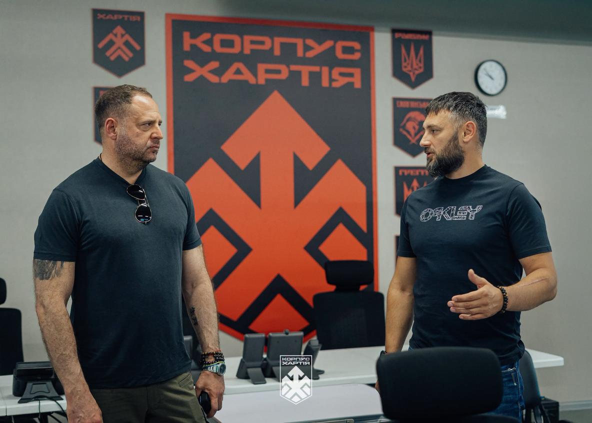 Що за сервіс “Адвокат+”, до чого тут Єрмак і чому стався скандал навколо корпусу “Хартія”