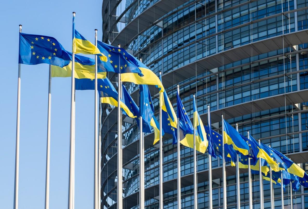 Прапори України та ЄС