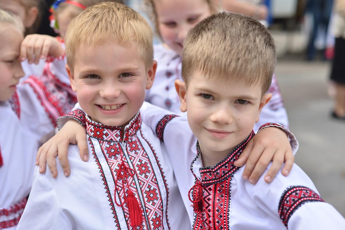 Діти в вишиванках
