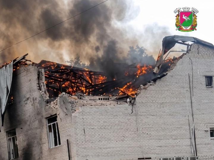 “Свідомий розрахунок на максимальні жертви”: РФ вдарила по бізнес-центру в Лозовій – багато потерпілих