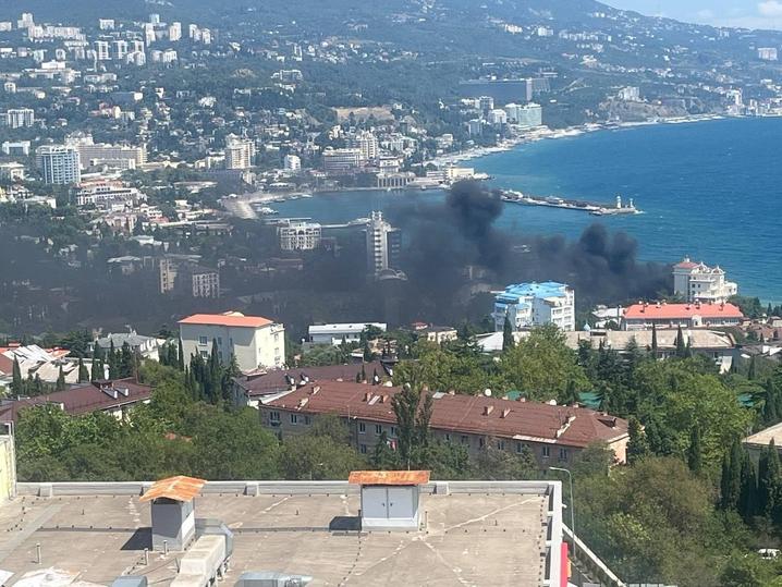 В окупованій Ялті повідомляють про атаку: у районі порту спалахнула пожежа