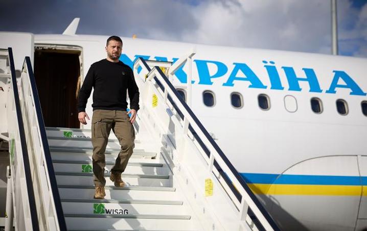 Зеленський спускається трапом літака