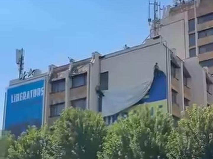 У Приштині зняли український прапор після заяви Зеленського щодо Косова