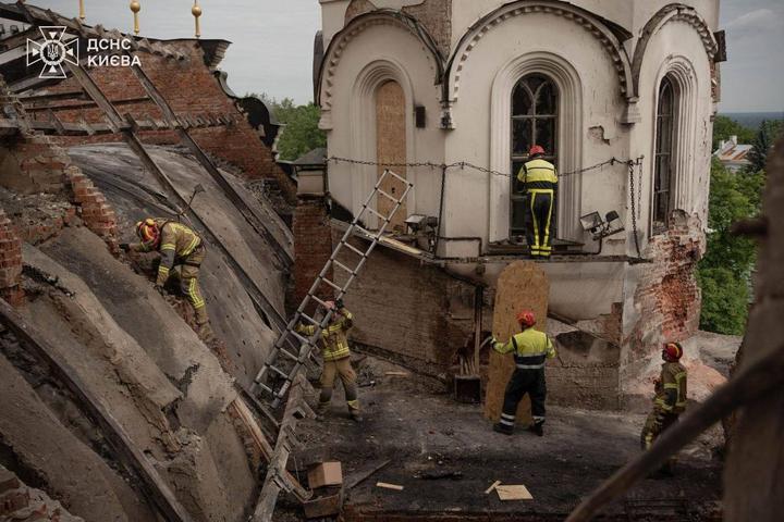 Київ Ліквідація наслідків обстрілу