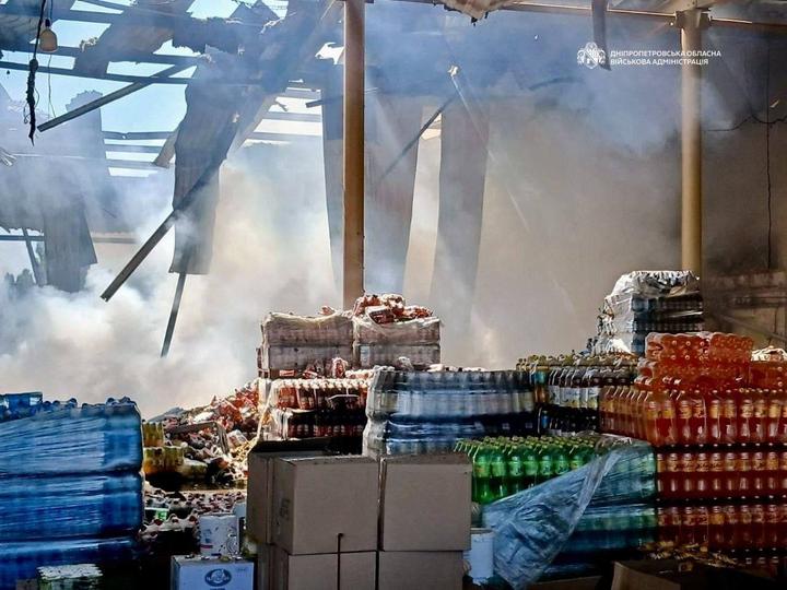 Горять склади логістичних компаній і магазину: РФ атакувала Павлоград – двоє загиблих і поранені