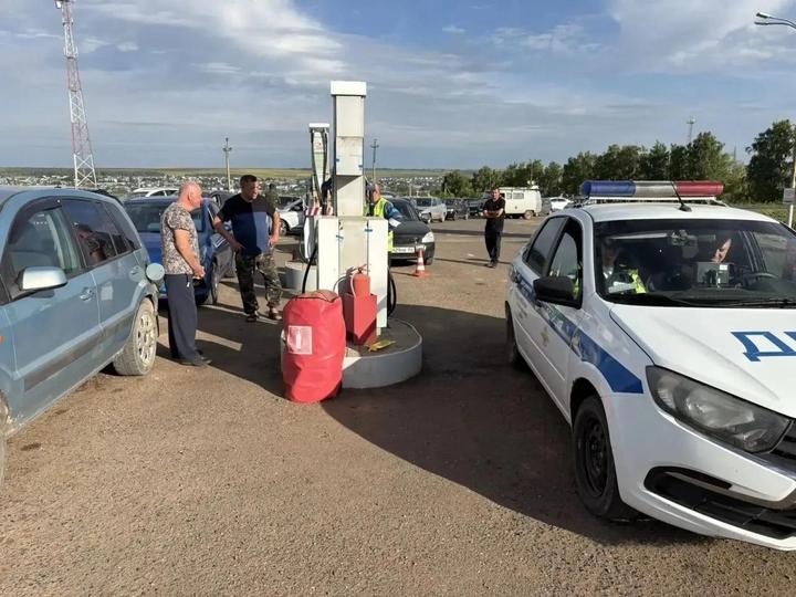 Завод не працює, ремонт затягнеться на пів року: після атаки дронів у російському Орську загострилася ситуація з пальним