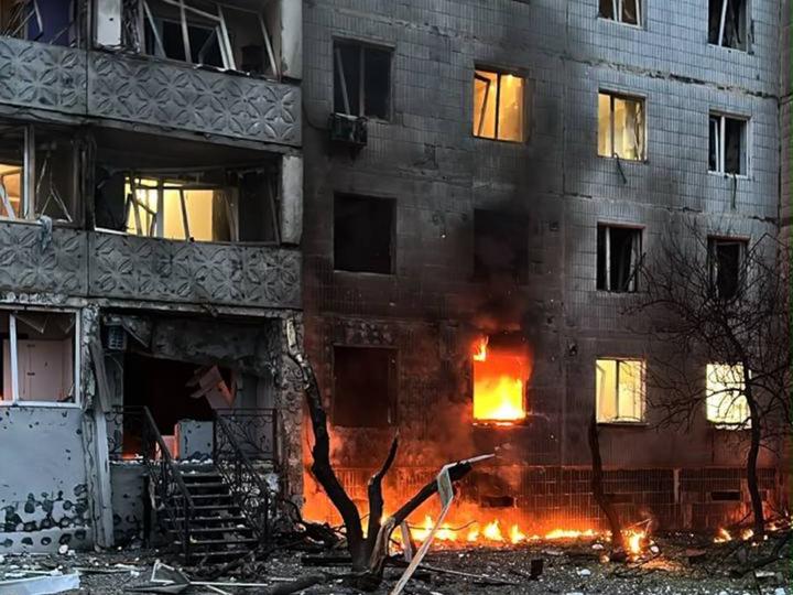 У Сумах реактивний БпЛА влучив у багатоквартирний будинок: постраждали двоє дітей