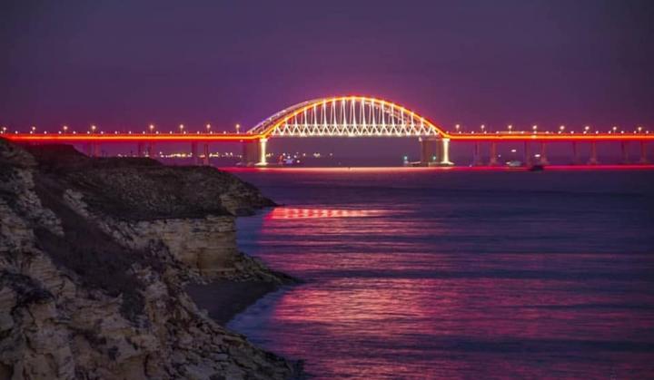 Кримський міст вночі